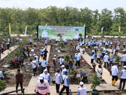 Jatim Tanam Pohon Massal dan Tebar Bibit Ikan di Bendungan Semantok