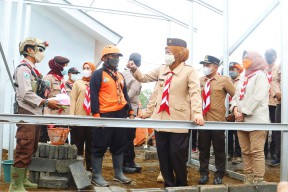 Pramuka Se - Jatim Lanjutkan Pembangunan Huntara Tahap II Untuk Penyintas A