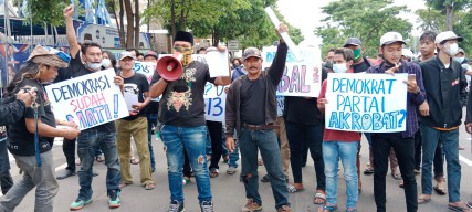 Simpatisan Bayu Airlangga Unjuk Rasa