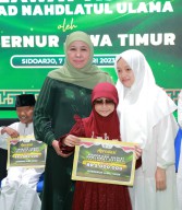 Gubernur Khofifah Berikan Hadiah Khusus Bagi Empat Orang Pemenang Audisi Shalawat Asyghil