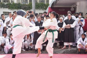 Pada Gelar Latihan Bersama Kempo Se-Jatim, Arumi Bachsin Sapa Dan Beri Semangat Ratusan Kenshi