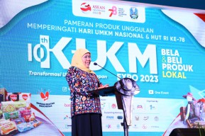 Gubernur Khofifah Lepas Test Market Produk Senilai Rp 1,5 Miliar ke Tiga Negara