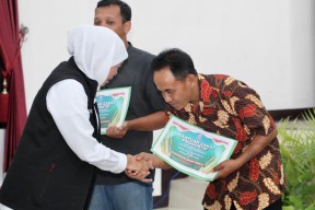 Gubernur Khofifah Serahkan Bansos, BLT dan Zakat Produktif Pada 519 Penerima Manfaat di Madiun Raya