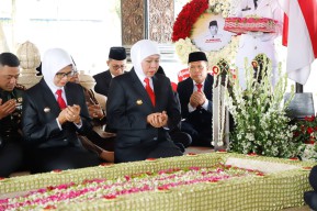 Gubernur Khofifah Ajak Masyarakat Teladani Perjuangan dan Pengorbanan Bung Karno