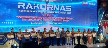 Pemkot Surabaya Raih Penghargaan Dukcapil Prima Award Kategori Kota Dengan Jumlah Penduduk Besar
