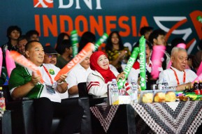 Gubernur Khofifah Saksikan Laga Terakhir Indonesia Masters Super 100