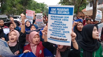 Aliansi Mahasiswa Jawa Timur Sampaikan Tuntutan Kepada Prabowo-Gibran