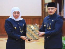 Gubernur Khofifah Serahkan SK Perpanjangan Masa Jabatan Pj Walikota Batu