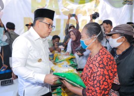 Safari Ramadhan di Kota Kediri, Pj. Gubernur Adhy Serahkan Santunan untuk 800 Anak Yatim dan Dhuafa