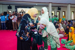 Pesan Khofifah kepada 800 Anak Yatim se-Lamongan: Hormati Orang Tua dan Optimis  Jangan Mudah Menyerah