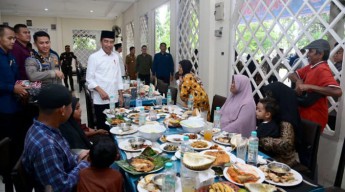 Presiden Joko Widodo Makan Siang Bersama Warga Usai Salat Jumat di Kampar