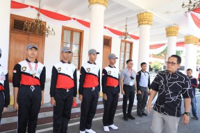 Pj Gubernur Jatim Adhy Karyono Pacu Semangat Paskibraka Jelang Tugas Besar