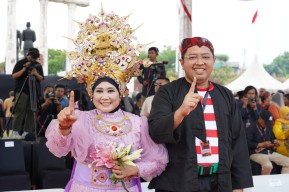 Luluk Nur Hamidah-Lukmanul Khakim Tampil Memukau dalam Kampanye Damai di Tugu Pahlawan Surabaya