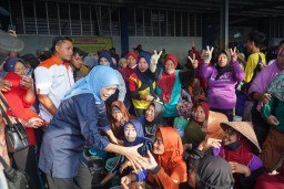 Khofifah Indar Parawansa Disambut Antusias Nelayan TPI Brondong, Janji Perkuat Sektor Perikanan