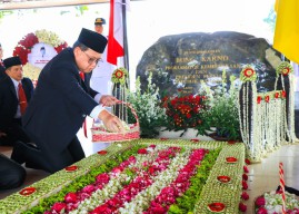 Jelang Hari Jadi ke-79 Provinsi Jawa Timur, Pj Gubernur Adhy Karyono Pimpin Ziarah ke Makam Bung Karno di Blitar