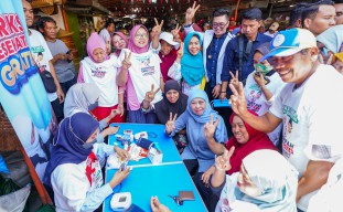 Kampanye Sehat Khofifah Indar Parawansa di Pasar Pacar Keling Disambut Antusias Pedagang