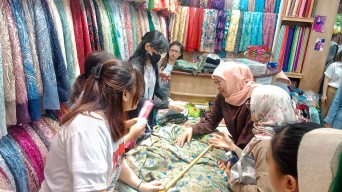 Khofifah Indar Parawansa Langsung Tancap Gas Sambangi Pasar Atom Usai Debat Publik Pilgub Jatim 2024