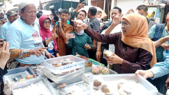 Khofifah Blusukan ke Pasar Kalianak Timur: Serap Dukungan Emak-Emak dan Layanan Kesehatan Gratis