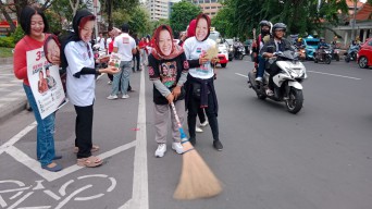 Relawan dan Simpatisan Kampanye Simpatik Dukung Risma-Gus Hans dengan Mawar Putih