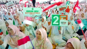 Dzikir, Sholawat, dan Doa Bersama: Ribuan Massa Padati Kampanye Akbar Khofifah-Emil di Jatim Expo