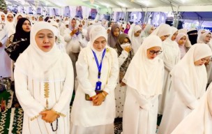 Khofifah Indar Parawansa Hadiri Majelis Dzikir dan Haul Akbar di Surabaya