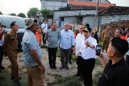 Wakil Gubernur Jatim Emil Dardak Tinjau Tanggul Jebol di Gresik, Pastikan Langkah Cepat Penanganan