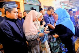 Gubernur Khofifah Kunjungi Keluarga Korban Longsor Cangar