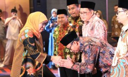 Khofifah Kukuhkan Tim Eko - Tren OPOP 2025-2030: Perkuat Ekonomi Pesantren Jawa Timur