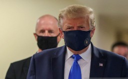 Trump Akhirnya Memakai Masker Juga. Selama Ini Enggan Memakainya