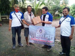 Badan Liga Askot PSSI Surabaya Bagi-Bagi Paket Sembako