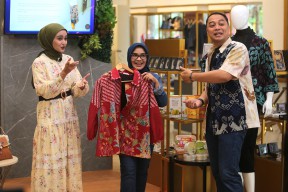 Wali Kota Eri Cahyadi dan Ning Rini Indriyani Live Shopping bersama Tokopedia di SKG Siola,