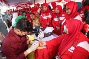 Pemkot Surabaya Gelar Bakti Sosial Terintegrasi Bersama IDI, PDGI, dan PMI untuk Peringati HUT Ke-79 RI