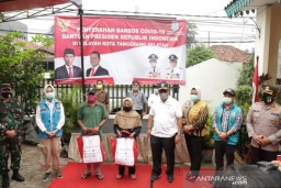 Warga Tangsel Menerima Bansos Sembako dari Presiden