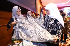 Gubernur Khofifah Ajak Masyarakat Lestarikan dan Promosikan Batik Lokal Khas Jawa Timur