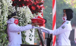 Bu Khofifah Pimpin Upacara di Grahadi