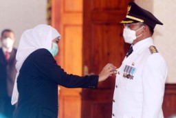 Gubernur Khofifah Lantik Dr. Hudiono sebagai Penjabat Bupati Sidoarjo