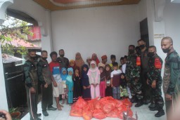 Sambut HUT RI Ke -75, Dandim 1510/Sanana Bagi Sembako dan Masker