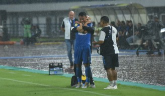 Gelandang PERSIB Dedi Kusnandar Cedera, Digantikan Adam Alis pada Menit ke-12 Pertandingan Melawan Borneo FC