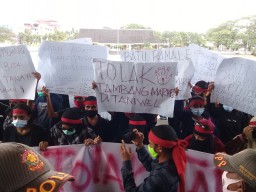 Minta Ijin Tambang Dicabut, Aliansi Taniwel Raya Demo Kantor Gubernur