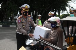 Jumat Berkah, Dirlantas Polda Aceh Berbagi Sembako dan Masker