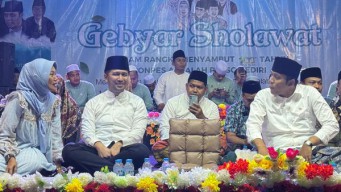 Emil Elestianto Dardak Mendapatkan Doa Khusus dari Gus Kautsar di Peringatan 1 Abad Ponpes Al Falah Ploso
