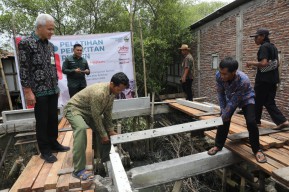 Tinjau Bantuan Ruspin bagi 34 Korban Rob Sayung, Ganjar : Rumahnya Harus Panggung