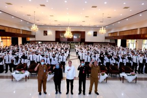 Wali Kota Eri Cahyadi Serahkan SK PPPK 470 Guru SD dan SMP se-Surabaya
