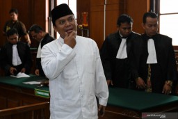 Gus Nur jadi Makmum Salat di Sela Pemeriksaan  Bareskrim Polri