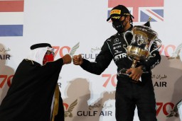 Negosiasi Kontrak Hamilton Tertunda Gara-gara Positif Covid-19