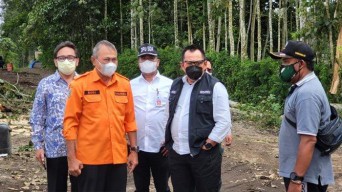 Plh Sekda Prov Jatim Pastikan Huntara Korban Semeru Teraliri Listrik