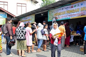 emkot Surabaya Gelar Gerakan Pangan Murah di Bendul Merisi, Warga Antusias Borong Kebutuhan Ramadan