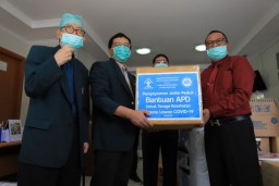 Sumbangkan Ratusan APD Untuk Tenaga Medis Jawa Timur