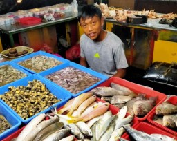 TC Timnas Off, Rangga Jualan Kue dan Ikan di Pasar Sepanjang