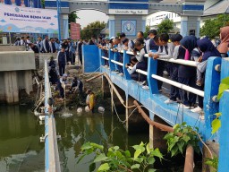 UHT Tebar 12 Ribu Ekor Benih Ikan Nila dan Tombro  di Kali Sepanjang Jalan Arief Rahman Hakim